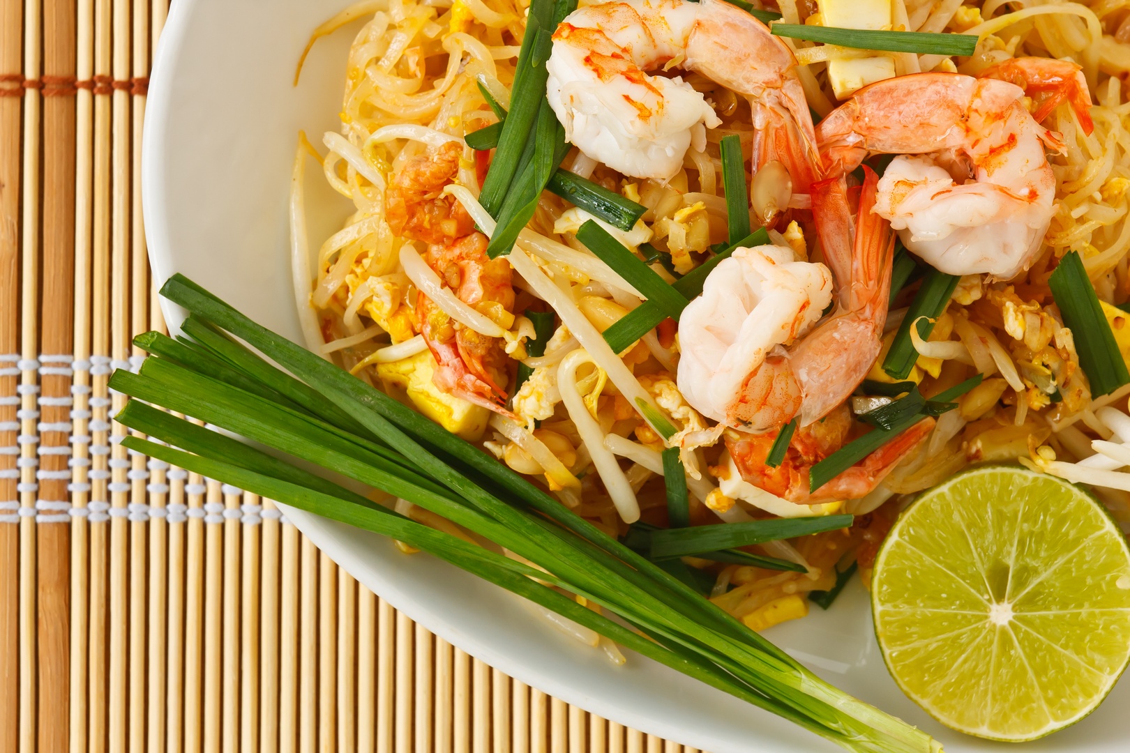 Рис пад тай. Лапша пад Тай. Pad Thai (Stir-Fried Rice Noodles with Shrimps). Лапша с морепродуктами.